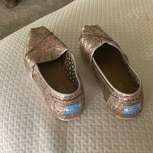 Glittery sparkling Toms flats!  Fun shoes for you, too😎